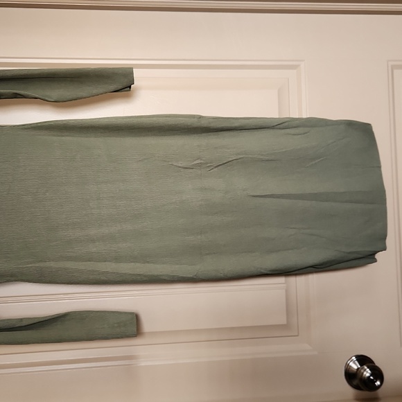 Long sleeve backless dress - Picture 8 of 11